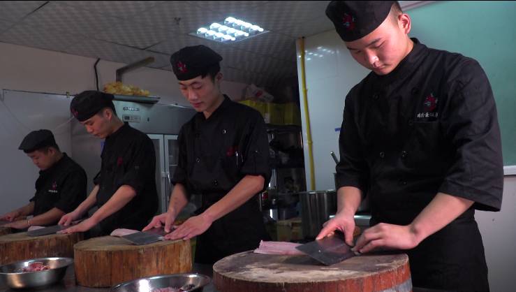 花鱼怎么做才好吃_什么鱼做丸子好吃_红烧鱼用什么鱼做好吃